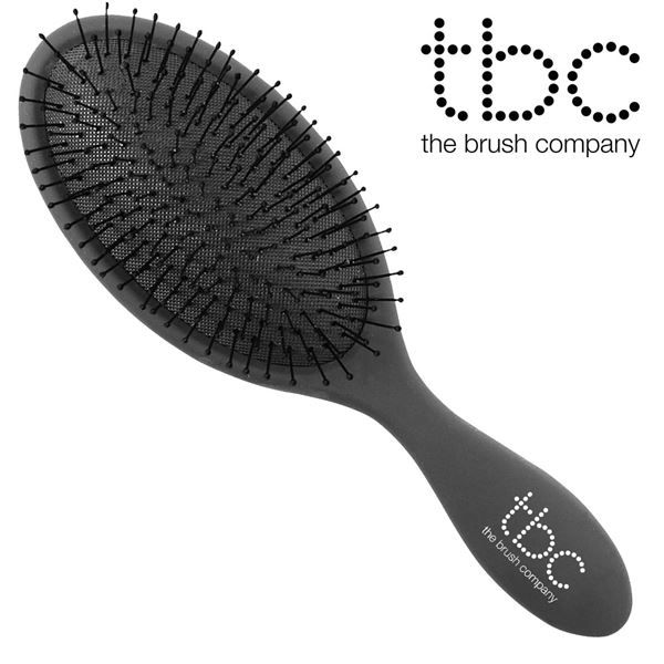 Spazzola per capelli TBC nera con testa ovale e molte setole. Manico ergonomico con logo.