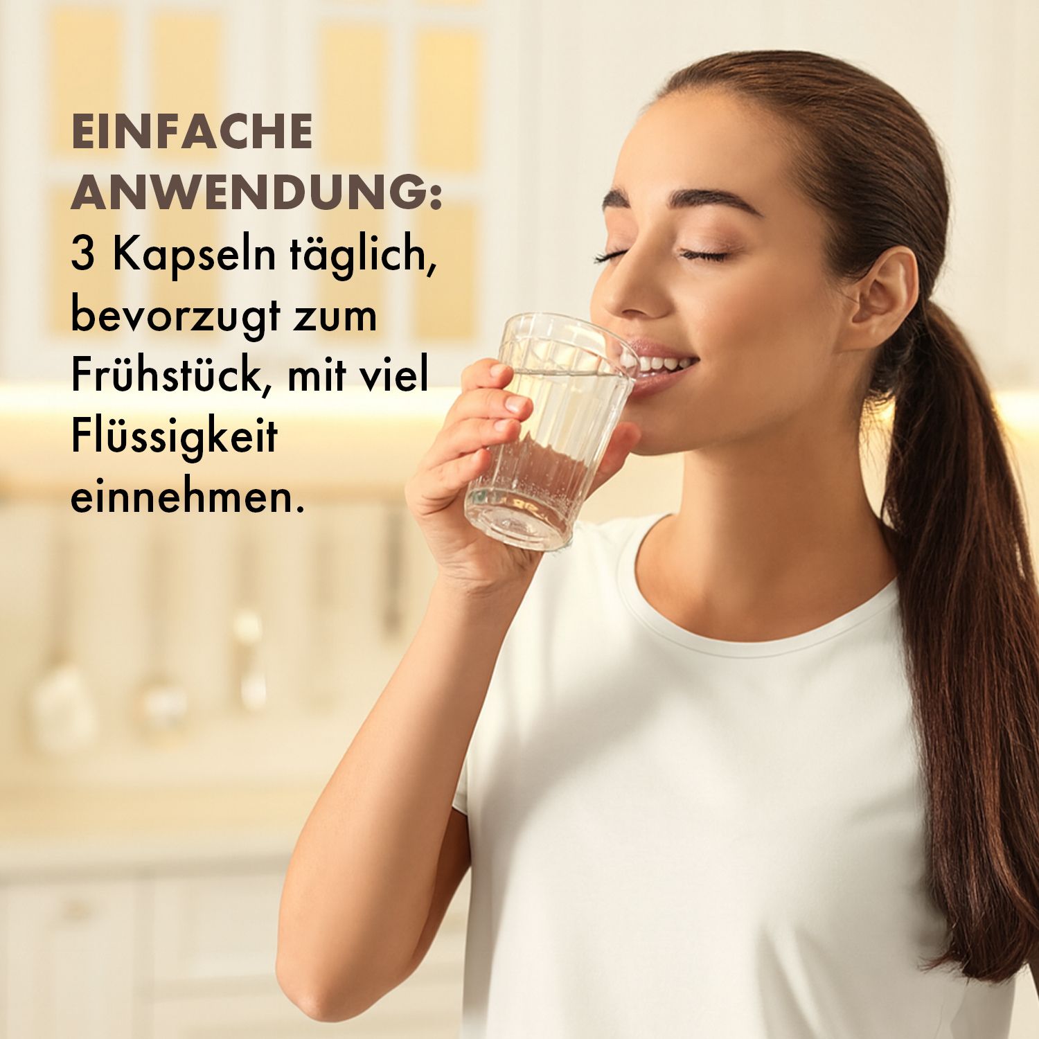 Donna beve acqua da un bicchiere. Testo: Assumere 3 capsule al giorno a colazione con abbondante liquido.