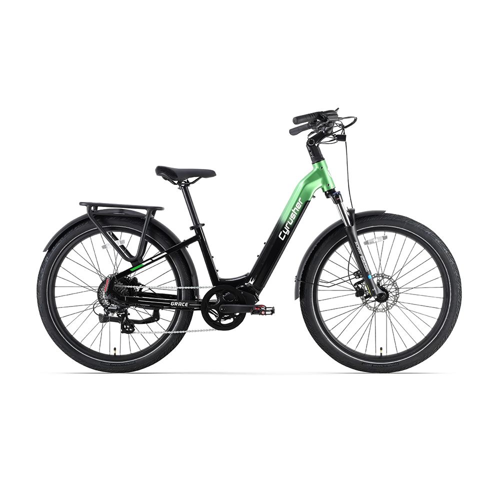 E-bike nera con dettagli verdi. Portapacchi, parafanghi e freni a disco. Marchio: Cyrusher.