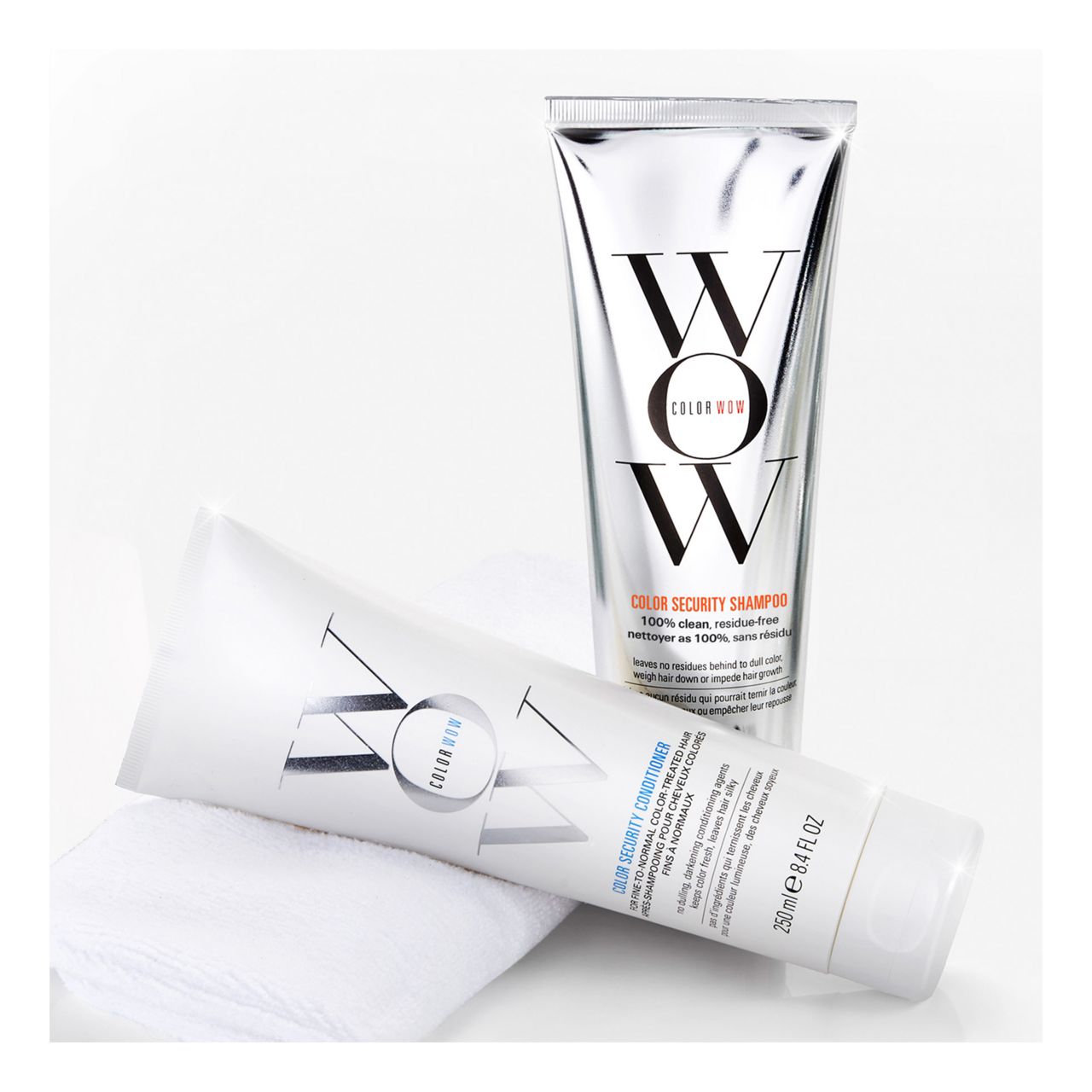 Due tubi, uno con "WOW Color Security Shampoo", l'altro con "Color Security Conditioner". Su un asciugamano bianco.