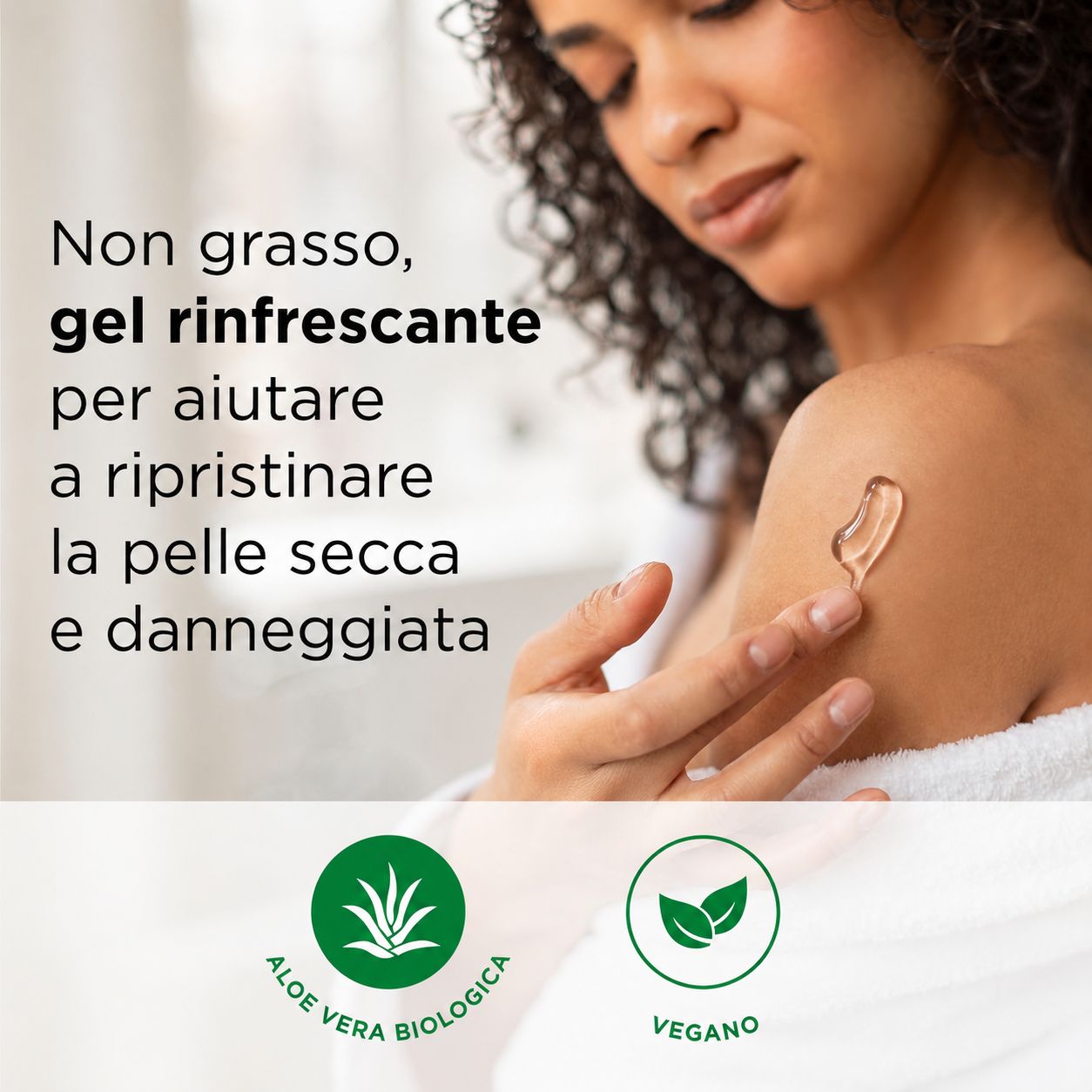 Donna applica gel sulla pelle. Testo: Gel rinfrescante non grasso per aiutare a ripristinare la pelle secca e danneggiata. Loghi: Aloe Vera biologica, Vegano.