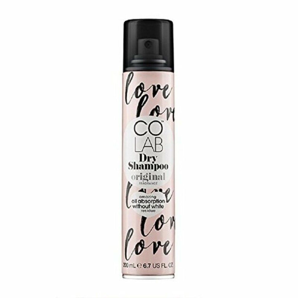 Colab Dry Shampoo Original. Flacone spray rosa con erogatore nero. Informazioni e scritta "Love".