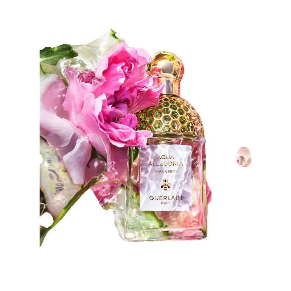 Flacone di profumo con fiori rosa e acqua. Scritta: Aqua Allegoria Rosa Verde, Guerlain.