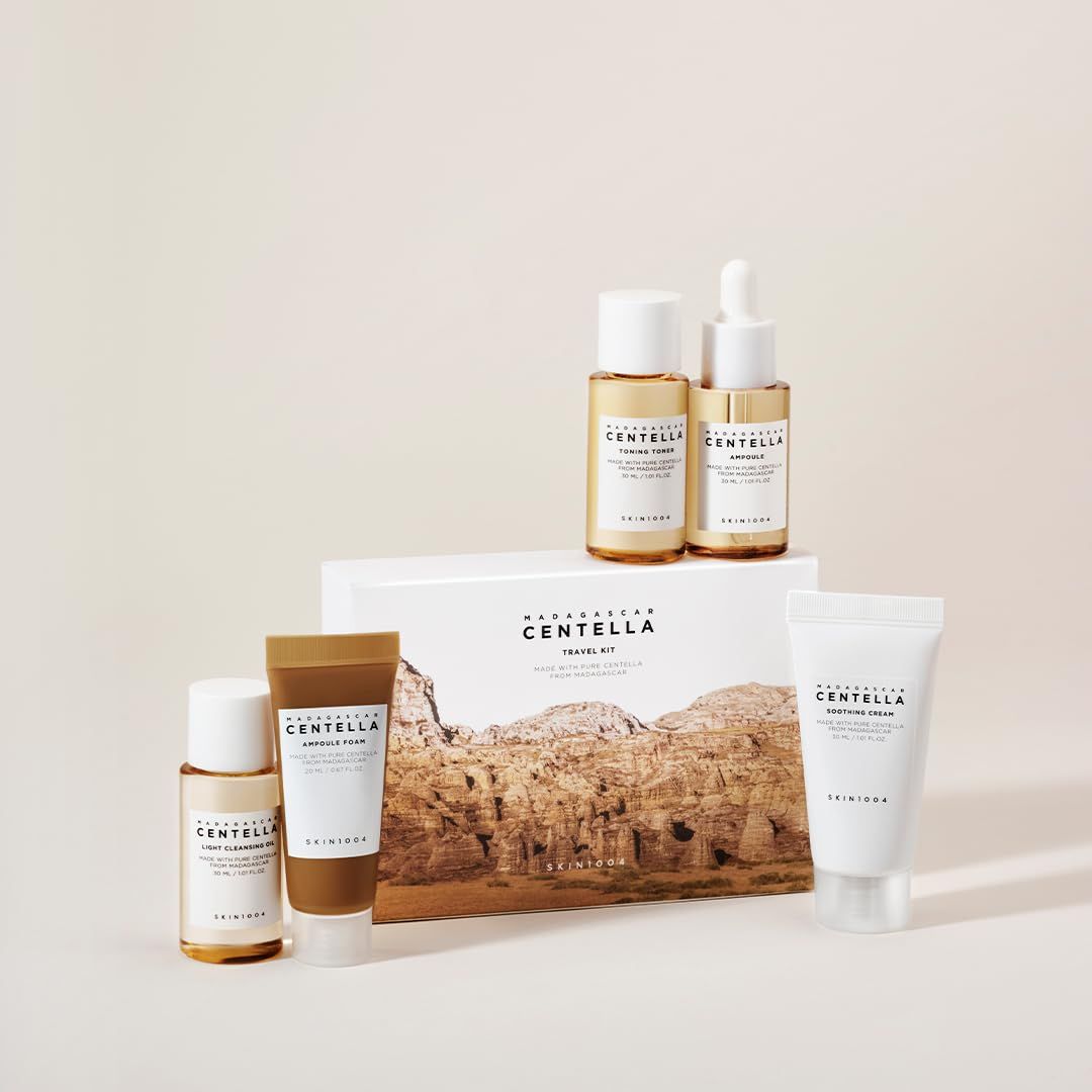 SKIN1004 Madagascar Centella Travel Kit: Cinque prodotti cosmetici davanti a una scatola con paesaggio desertico.