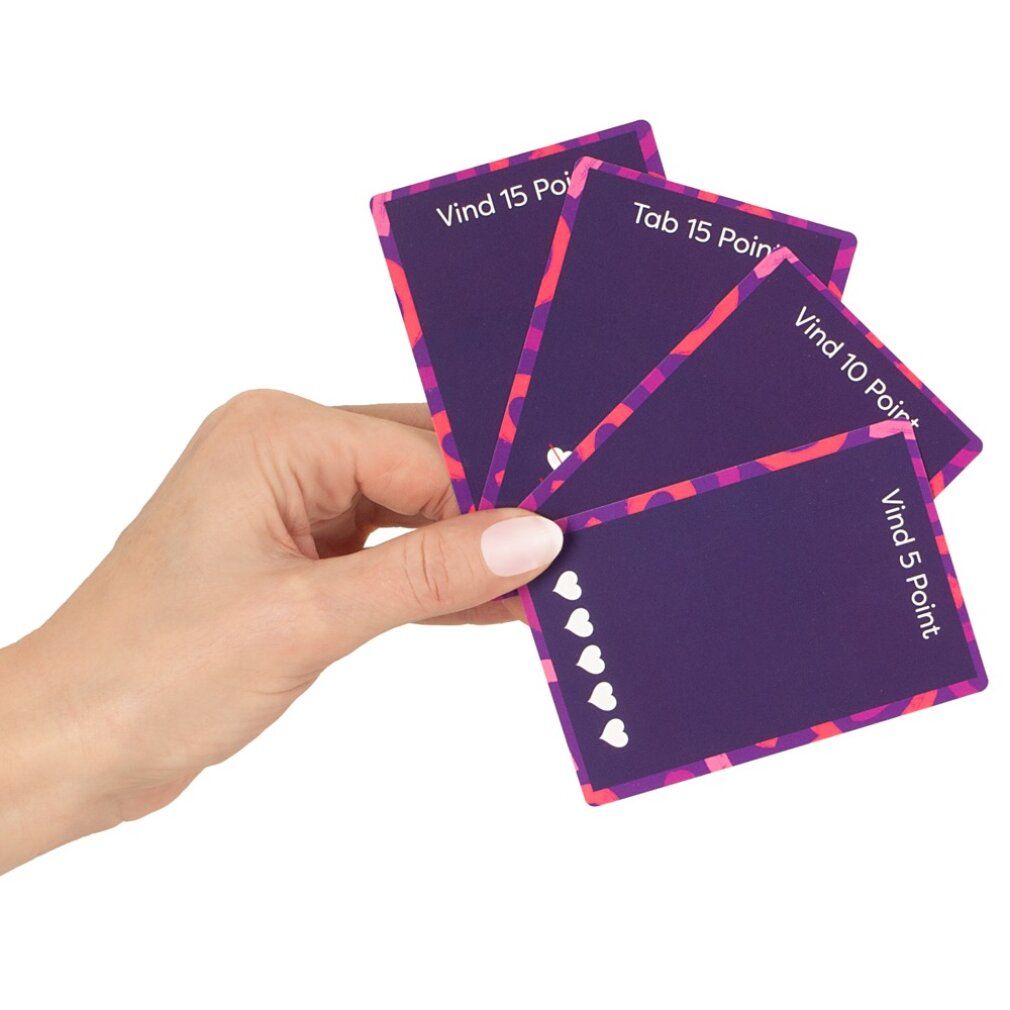 Mano che tiene quattro carte con dorso viola e testo. Sui biglietti sono raffigurati dei cuori.