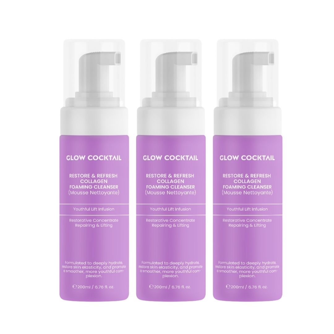 Tre flaconi con etichette viola. Scritta: Glow Cocktail, Restore & Refresh Collagen Foaming Cleanser. Erogatori bianchi.