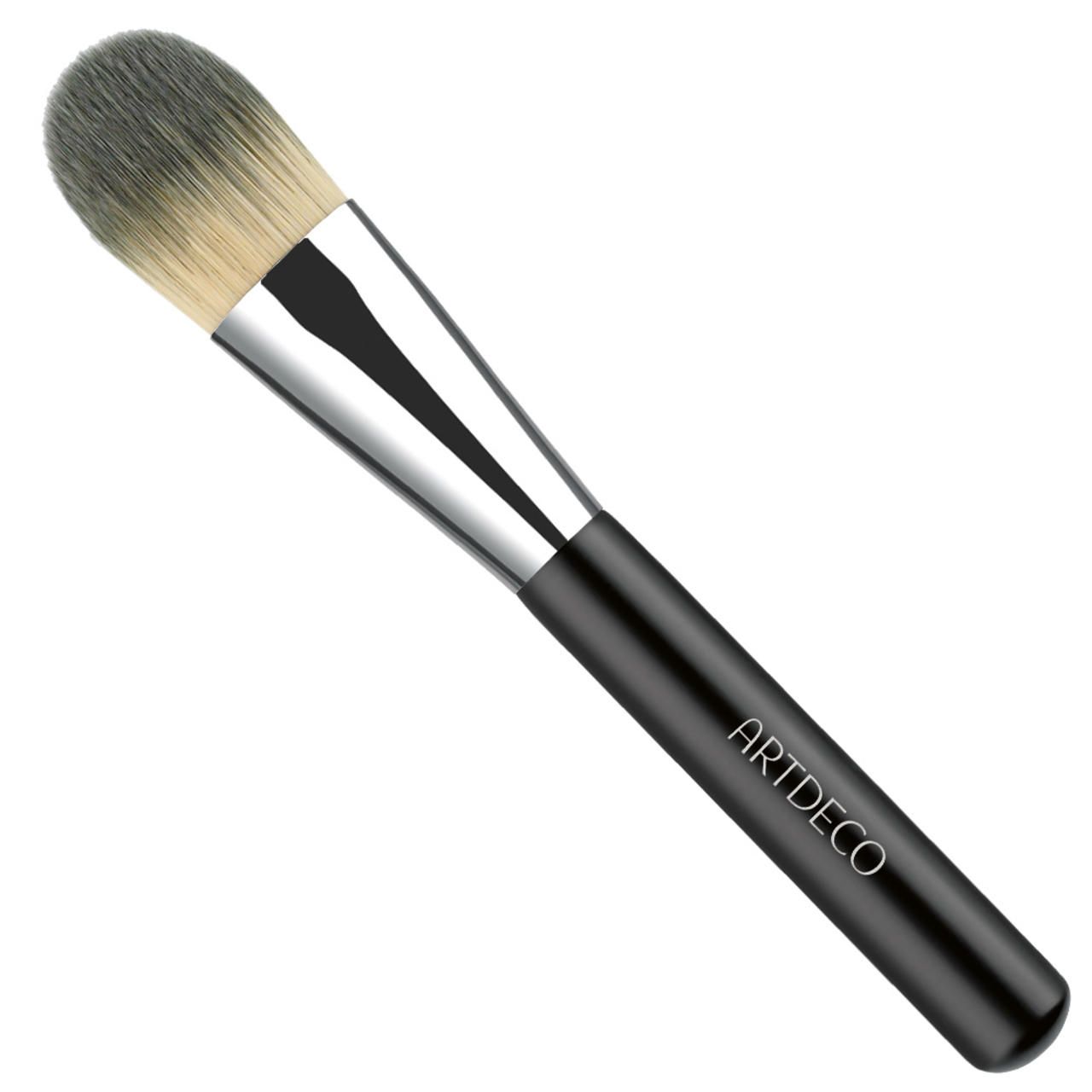 Pennello trucco con manico nero, ghiera argentata e testina chiara. Sul manico è scritto ARTDECO.
