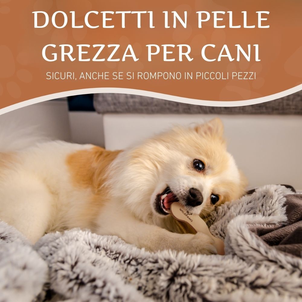 Cane che mastica un osso di pelle. Testo: Dolcetti in pelle grezza per cani. Sicuri, anche se si rompono in piccoli pezzi.