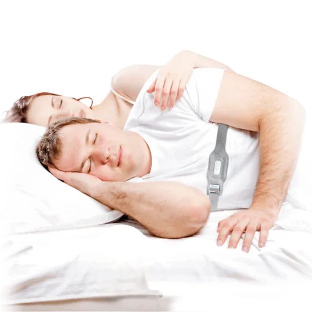 Uomo che dorme sulla schiena, indossa una cintura anti-russamento grigia. Donna accanto. Su biancheria da letto bianca.