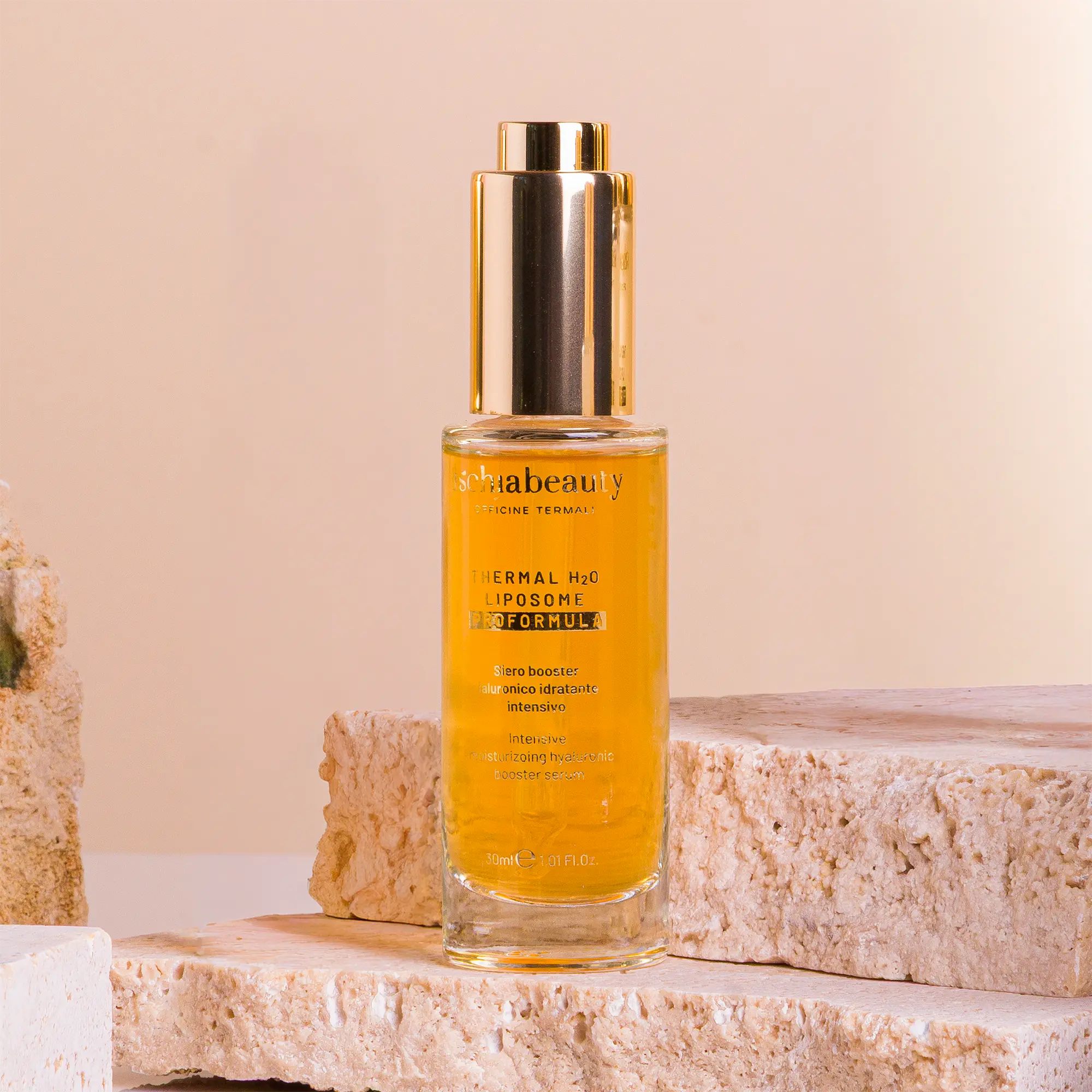 Flacone in vetro con tappo dorato. Scritta: ischiabeauty, Thermal H2O Liposome Proformula, Siero booster ialuronico idratante intensivo.