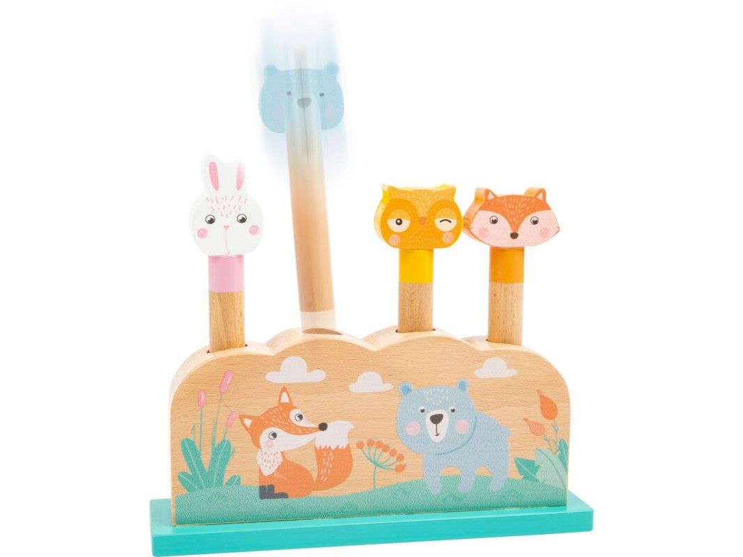 Giocattolo in legno con animali. Un orso viene spinto verso l'alto. Coniglio, gufo e volpe sono visibili.