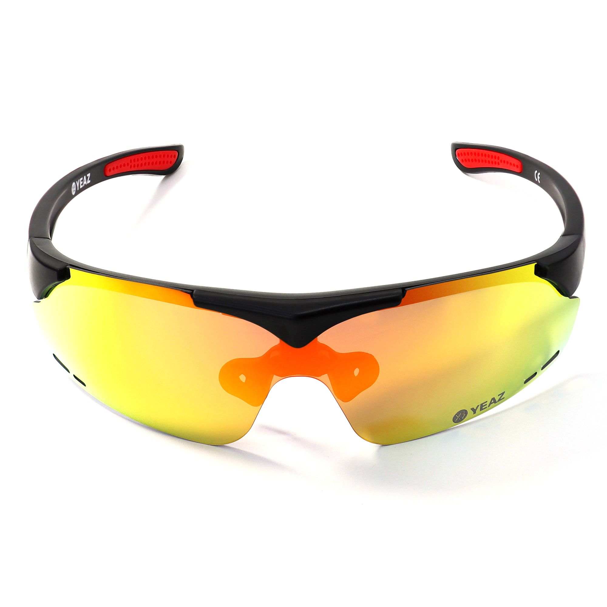 Occhiali da sole sportivi neri con naselli rossi e lenti a specchio giallo-arancio.