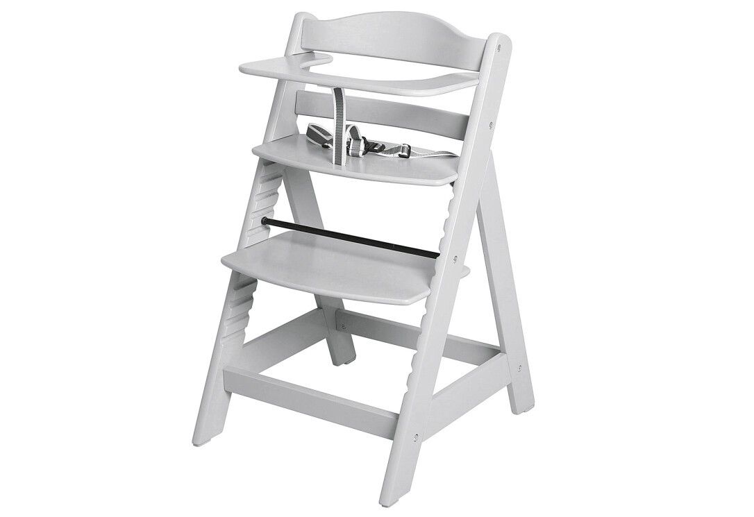 Seggiolone bianco con vassoio e cintura di sicurezza. Struttura in legno con poggiapiedi.
