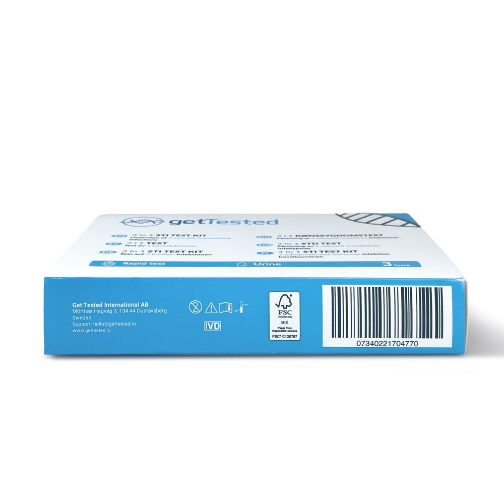 Scatola GetTested 3 in 1 STI Test. Parte inferiore con codice a barre, testo e loghi. Contiene: GetTested International AB, simbolo IVD, logo FSC.