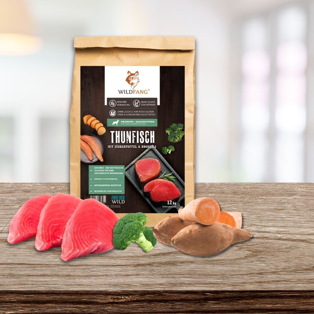 Cibo per cani WILDFANG Thunfisch, con tonno, patata dolce e broccoli. Confezione da 12 kg. Tonno, patata dolce e broccoli accanto.