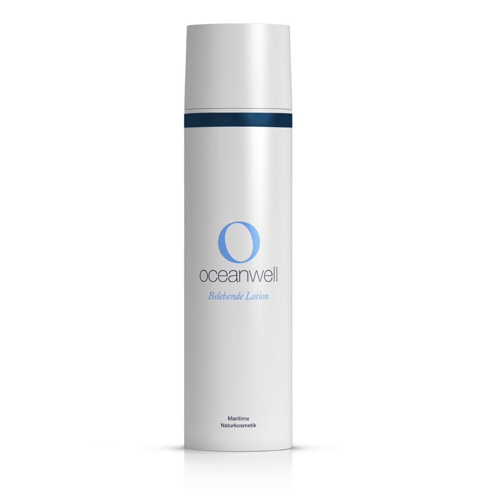 Flacone bianco con tappo blu ed etichetta. "oceanwell Belebende Lotion" e logo.
