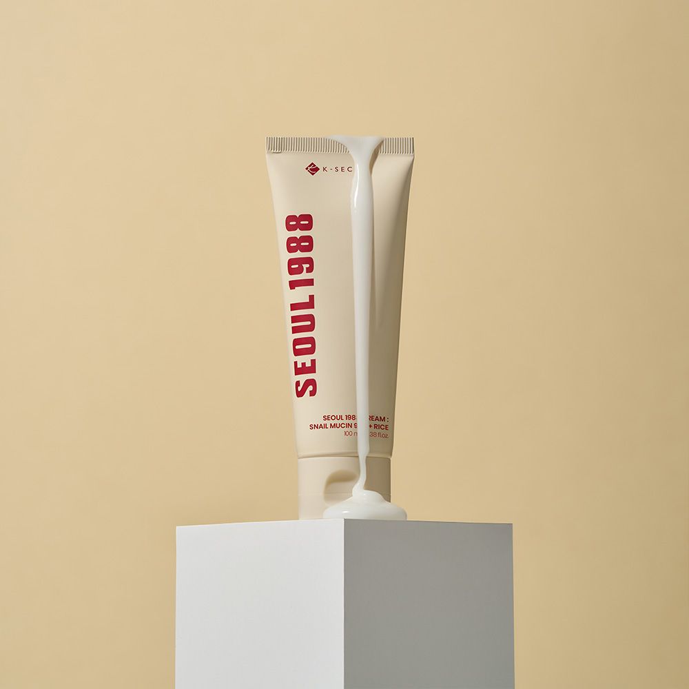 La SEOUL 1988 Cream cola da un tubo su un cubo bianco.