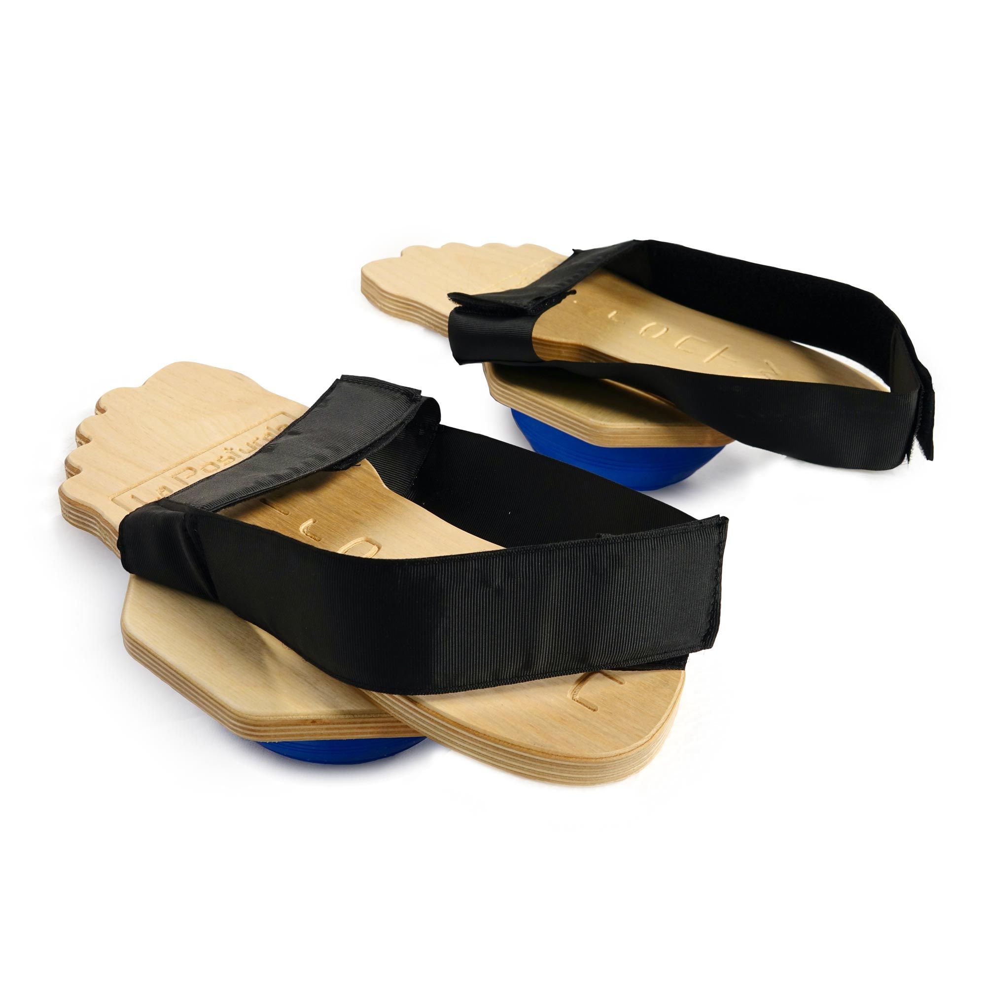 Due dispositivi di equilibrio con emisferi blu e basi in legno. Cinghie nere. Forma di piede in legno.