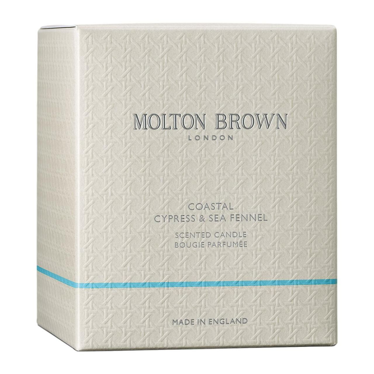 Confezione quadrata con texture. Testo: Molton Brown London, Coastal Cypress & Sea Fennel, Scented Candle, Bougie Parfumée.
