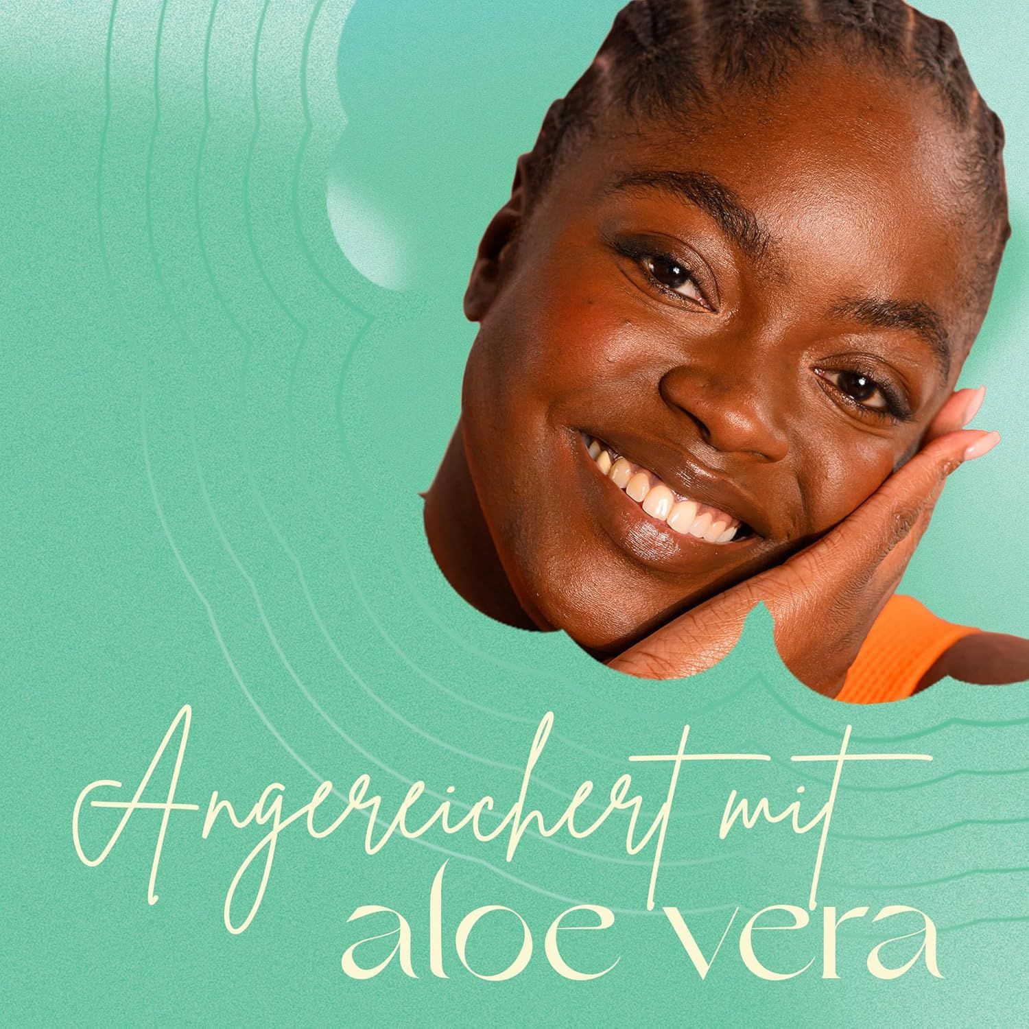 Ritratto di una donna sorridente. Testo: Arricchito con aloe vera.