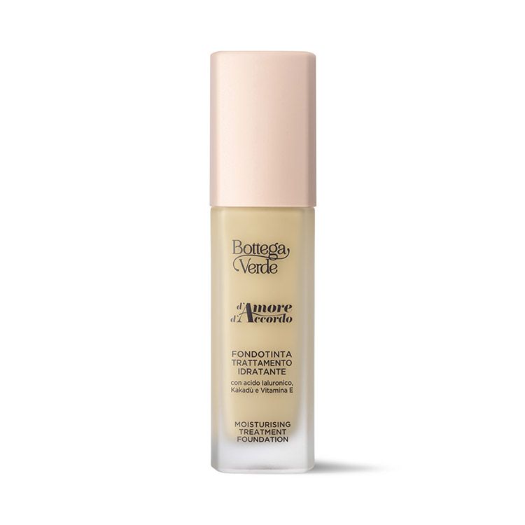 Bottega Verde d'Amore d'Accordo Fondotinta. Flacone con tappo rosa. Testo: Fondotinta trattamento idratante, Moisturising Treatment Foundation.
