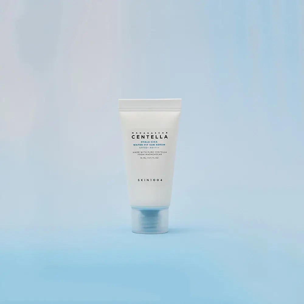 Tubo bianco con tappo blu. Testo: MADAGASCAR CENTELLA Hyalu-Cica Water-Fit Sun Serum. Marchio SKIN1004.