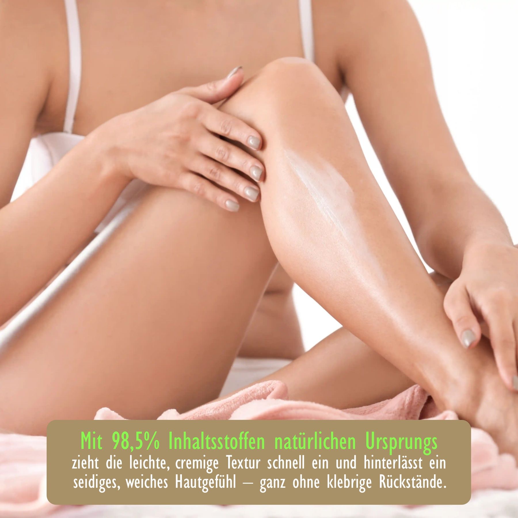 Una persona applica il latte corpo sulla gamba. Il latte corpo è visibile sulla gamba. Testo: 98,5% di ingredienti di origine naturale.