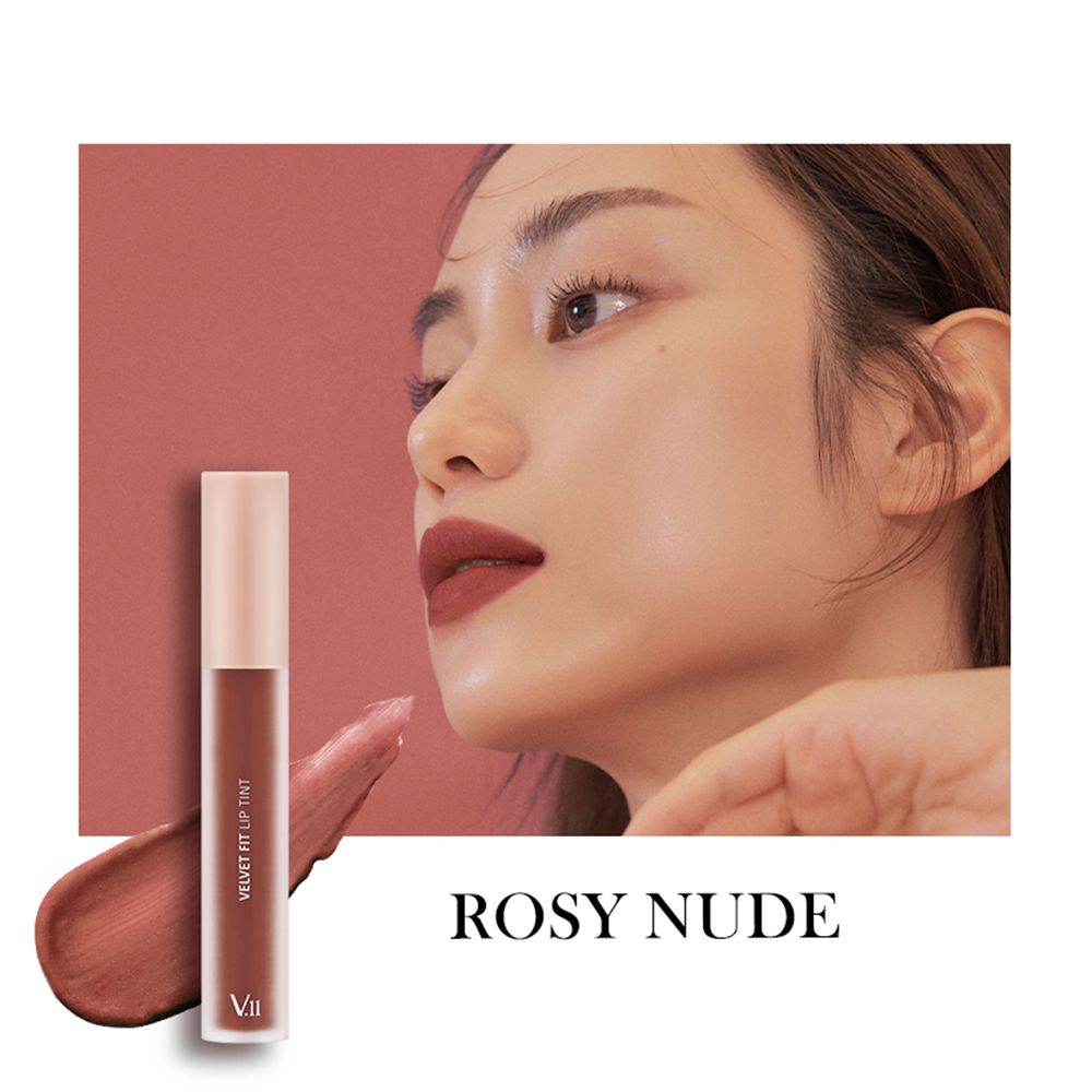 Rossetto liquido opaco Rosy Nude. Prodotto accanto a una donna truccata. Testo: Rosy Nude.