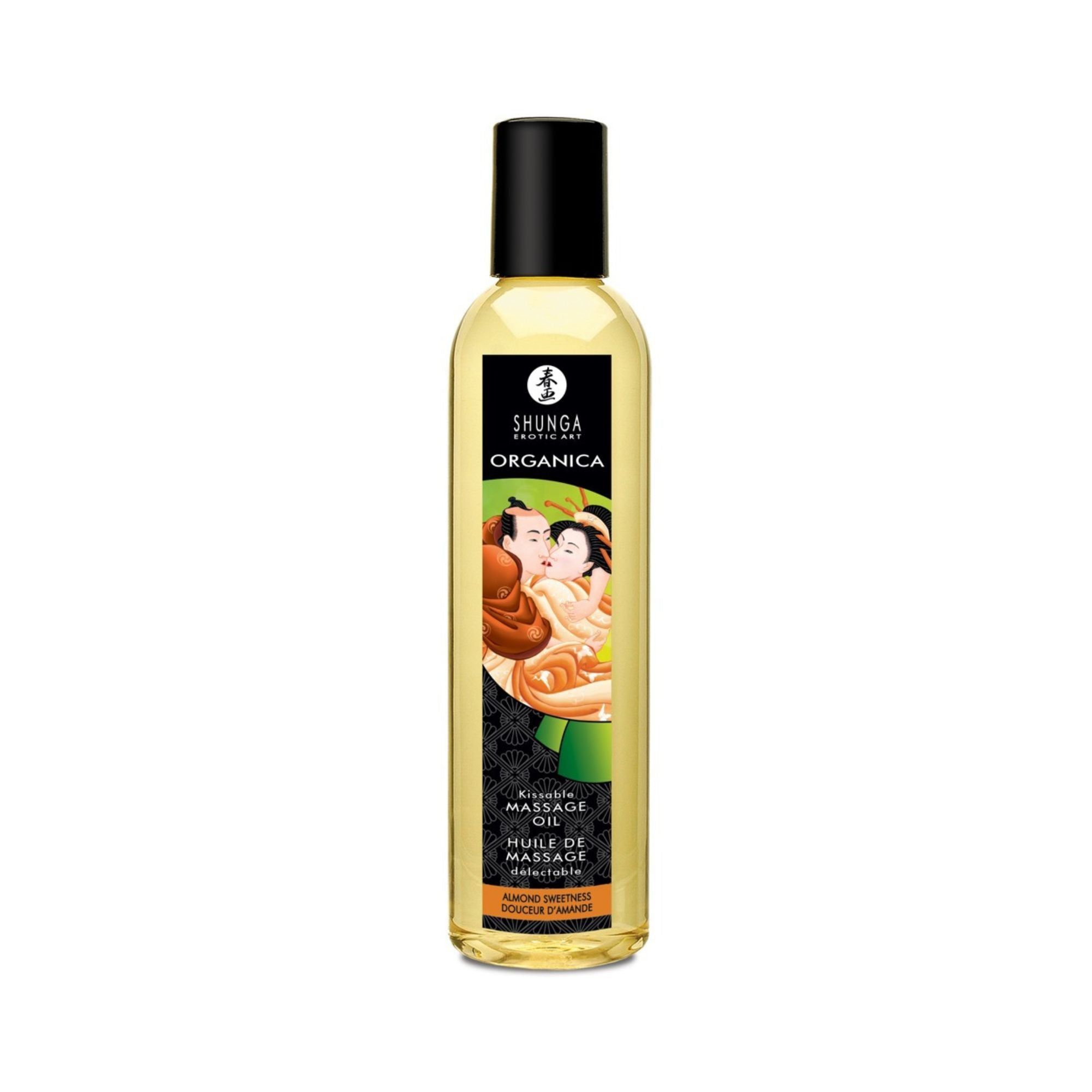 Olio da massaggio giallo in bottiglia con tappo nero. Etichetta con illustrazione e testo. Marchio: Shunga.