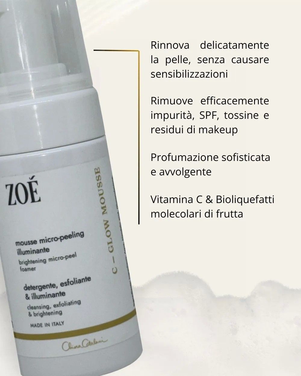 Flacone bianco con erogatore a pompa. Scritta: ZOÉ, C-GLOW MOUSSE, Mousse Micro Peeling Illuminante. Made in Italy. Testo a lato.