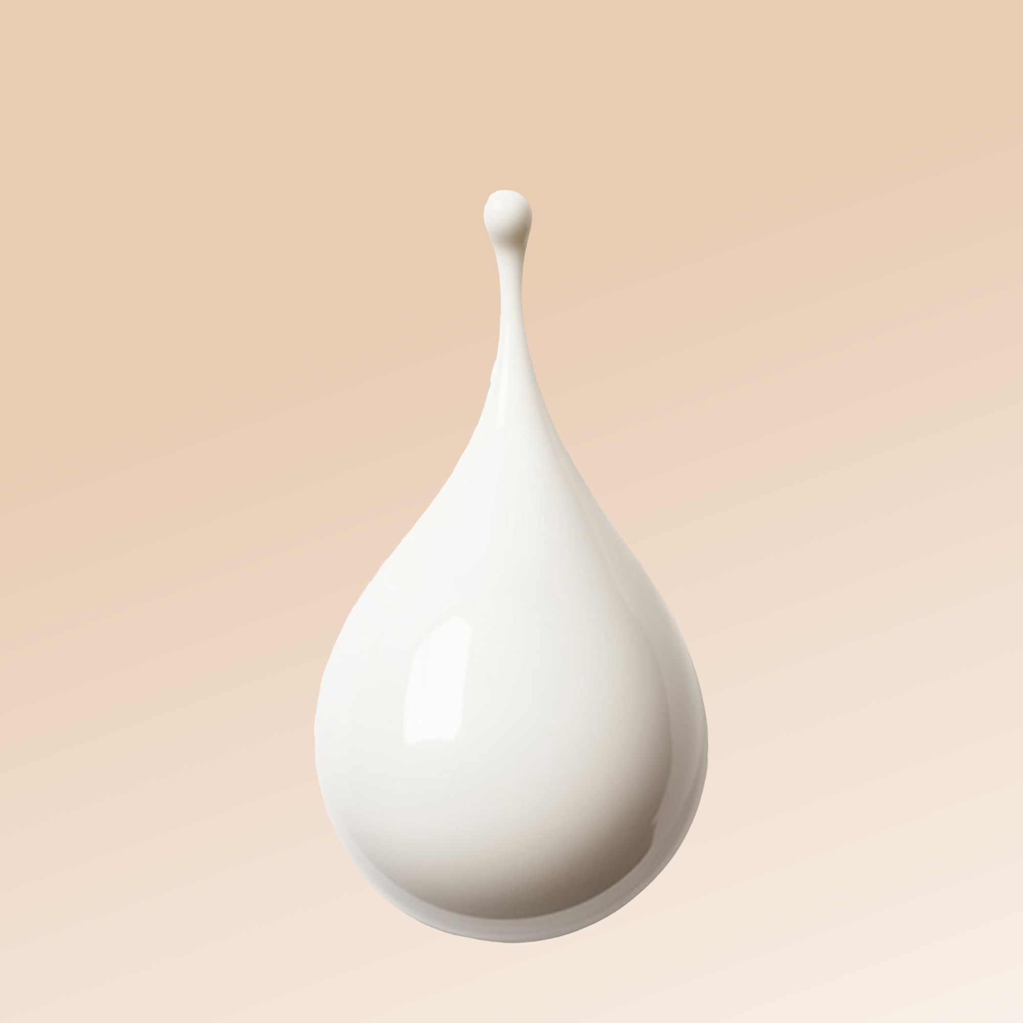 Goccia di liquido bianco. Sfondo beige chiaro. Forma a lacrima.