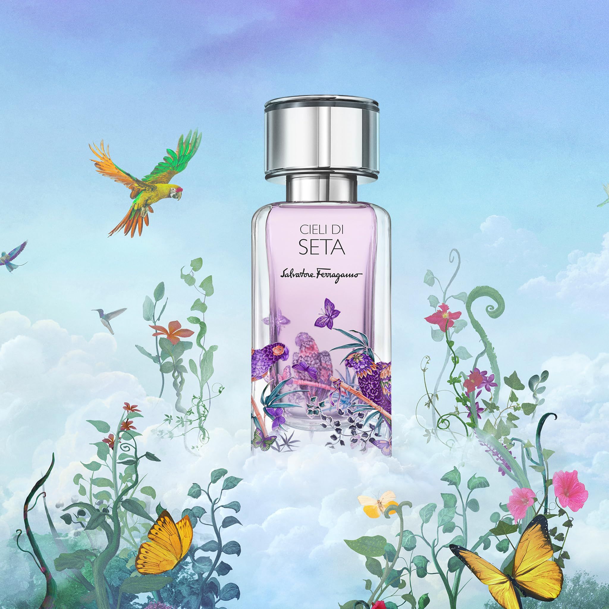 Salvatore Ferragamo Cieli di Seta EdP Nat. Spray. Flacone su sfondo di nuvole con uccelli, farfalle ed elementi floreali.
