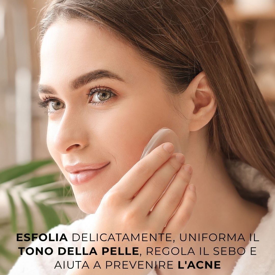 Donna con strumento per la cura della pelle. Testo: Esfolia delicatamente, uniforma il tono della pelle, regola il sebo e aiuta a prevenire l'acne.