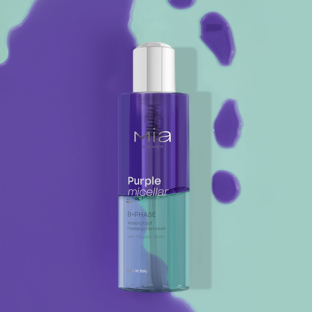 Flacone con liquido viola. Scritte: Mia, Purple micellar, B-Phase. Su sfondo viola e blu con gocce viola.