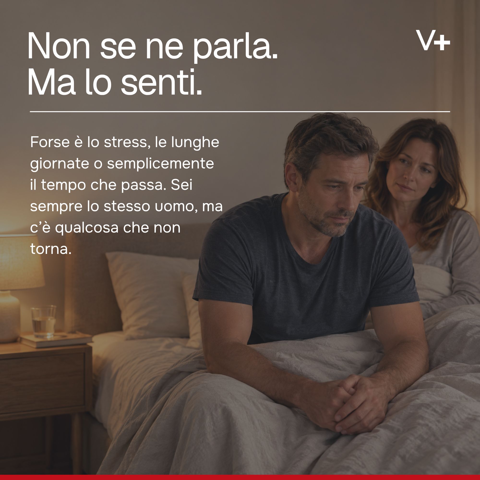 Un uomo è seduto sul letto, una donna è seduta dietro di lui.