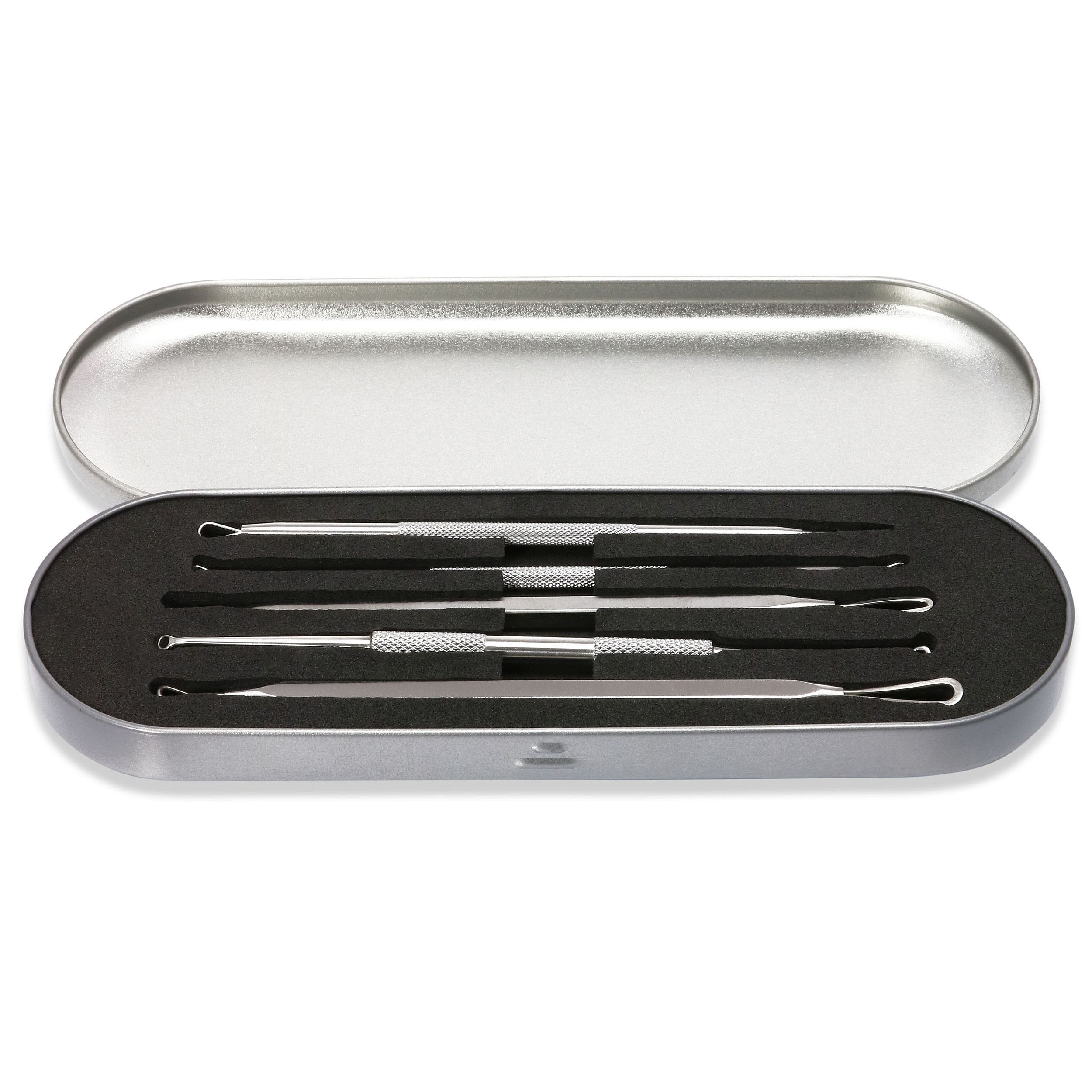 Set di strumenti per la rimozione dei punti neri in una custodia argentata aperta. Strumenti in alloggiamento in schiuma nera.