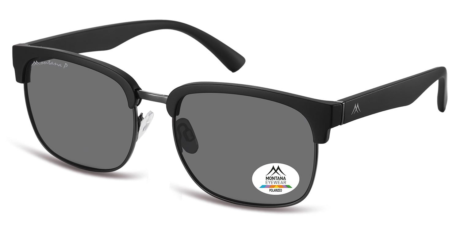 Occhiali da sole neri, lenti grigie. Logo Montana Eyewear sulla lente e sull'asta. Vista angolata, montatura in metallo.