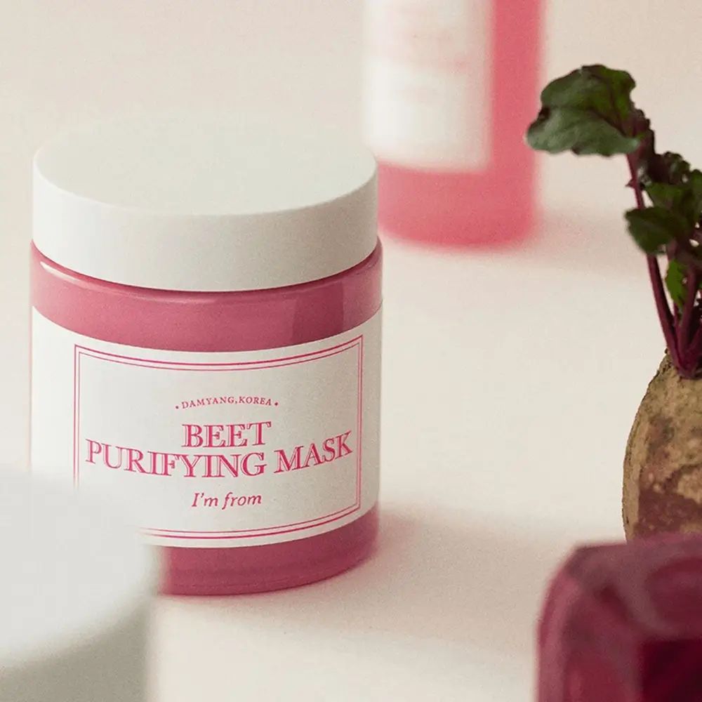 Maschera viso rosa in barattolo con coperchio bianco. Testo: BEET PURIFYING MASK, I'm from. Barbabietola sullo sfondo.