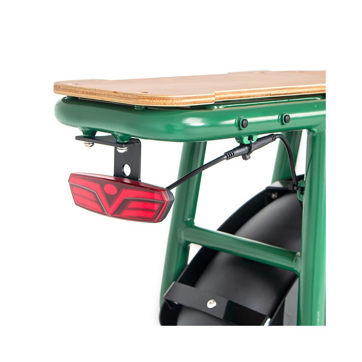 Fanale posteriore su telaio bici verde. Luce LED rossa, cavo nero.