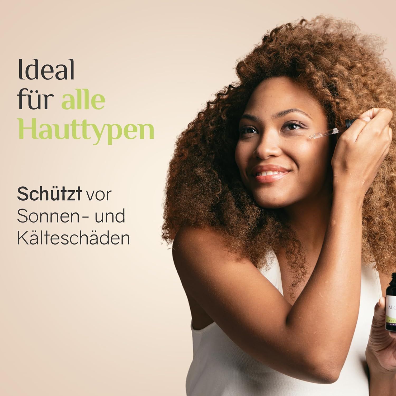 Donna con ricci che applica il siero. Flacone in mano. Testo: Ideale per tutti i tipi di pelle. Protegge dai danni del sole e del freddo.