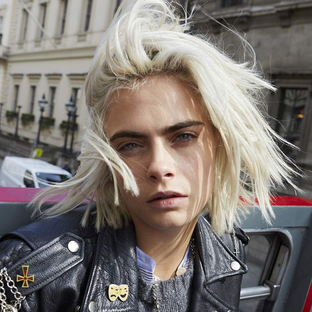 Ritratto di una donna con i capelli biondi. Indossa una giacca di pelle nera.