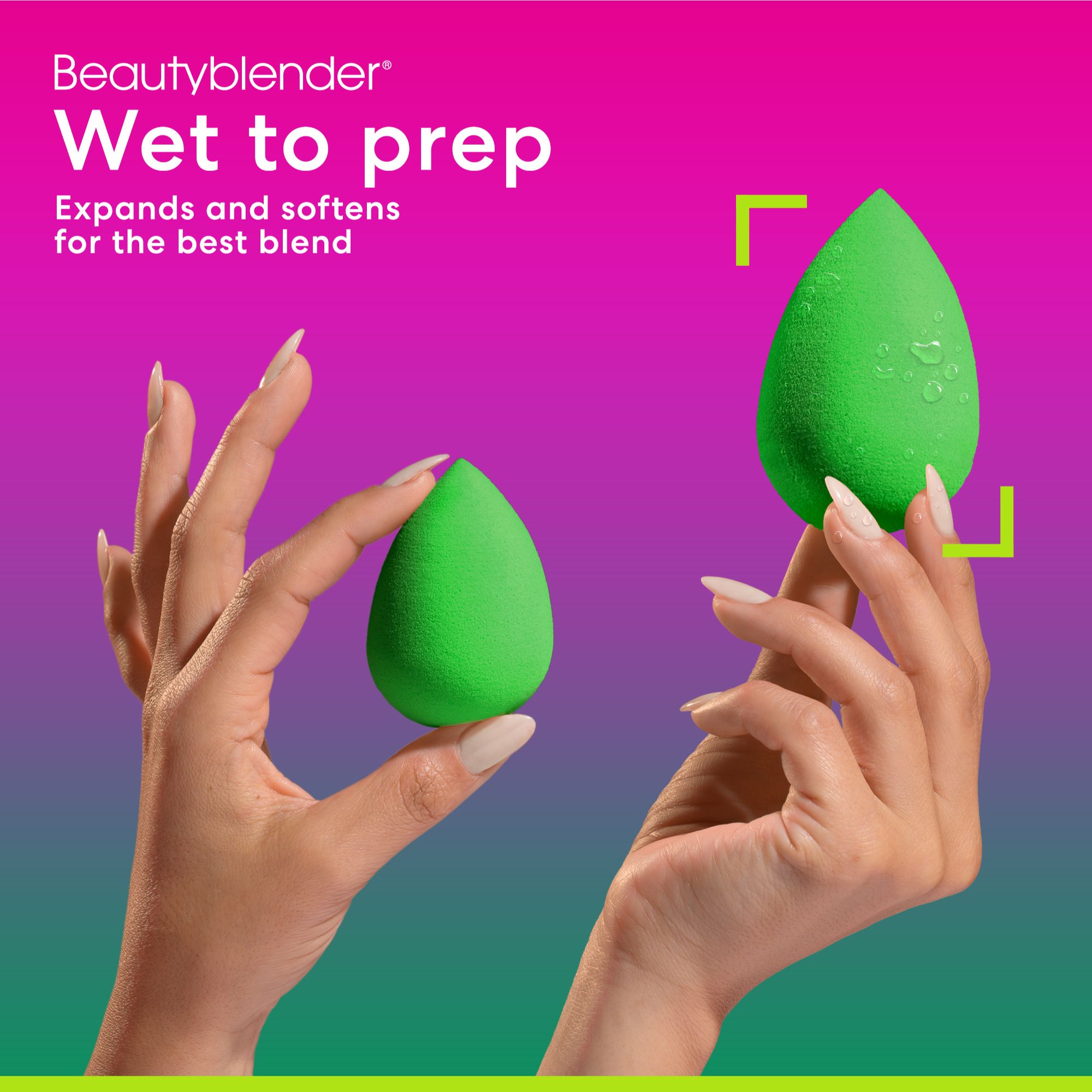 Due spugne verdi a forma di goccia. Testo: Beautyblender, Wet to prep. Si espande e si ammorbidisce. Acqua sulla superficie.