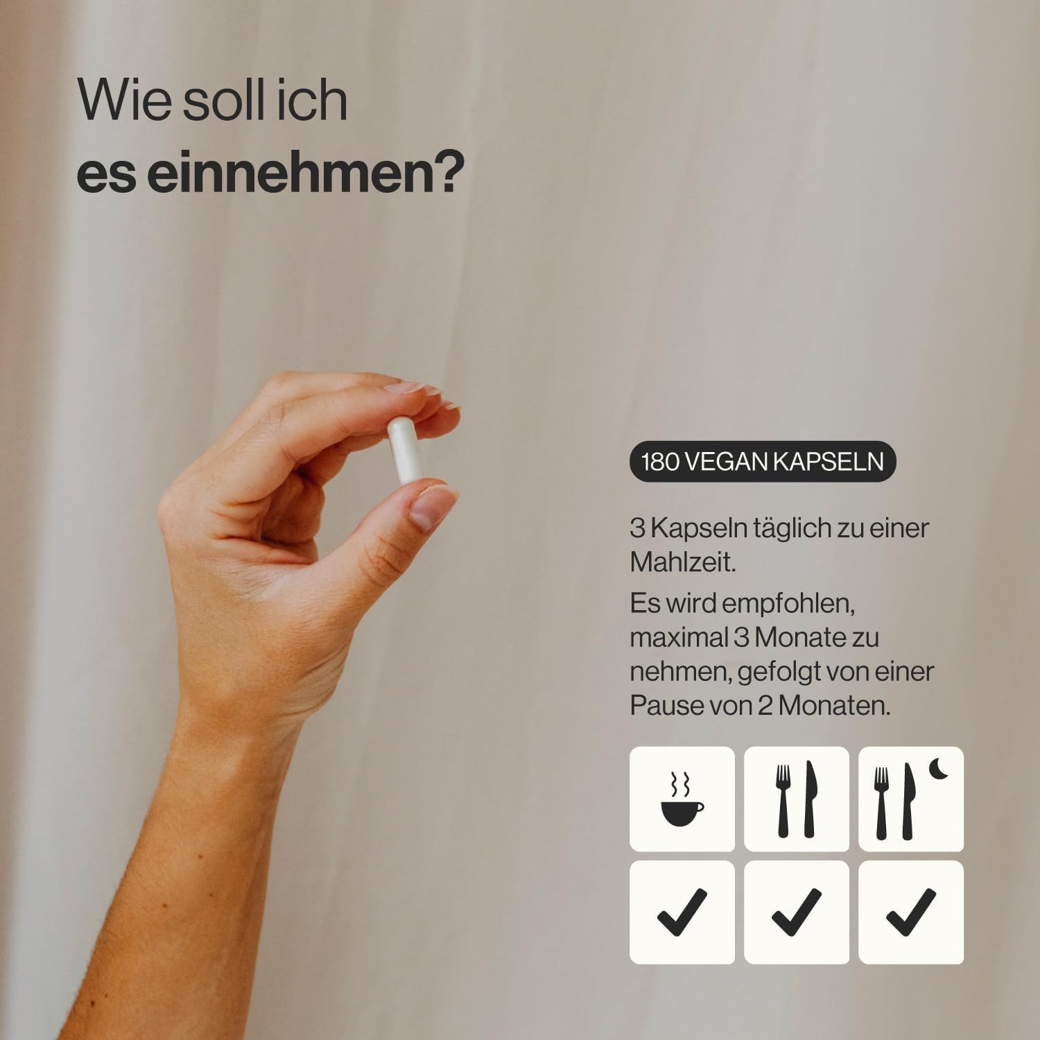 Mano che tiene una capsula bianca. Testo: 180 capsule vegane. Raccomandazioni di assunzione con simboli pasti e acqua.