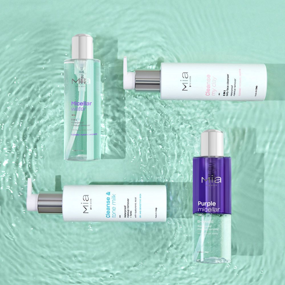 Quattro flaconi nell'acqua. Diversi liquidi. Scritte: Mia, Micellar water, Cleanse & toner milk, Purple micellar, Cleanse everyday.