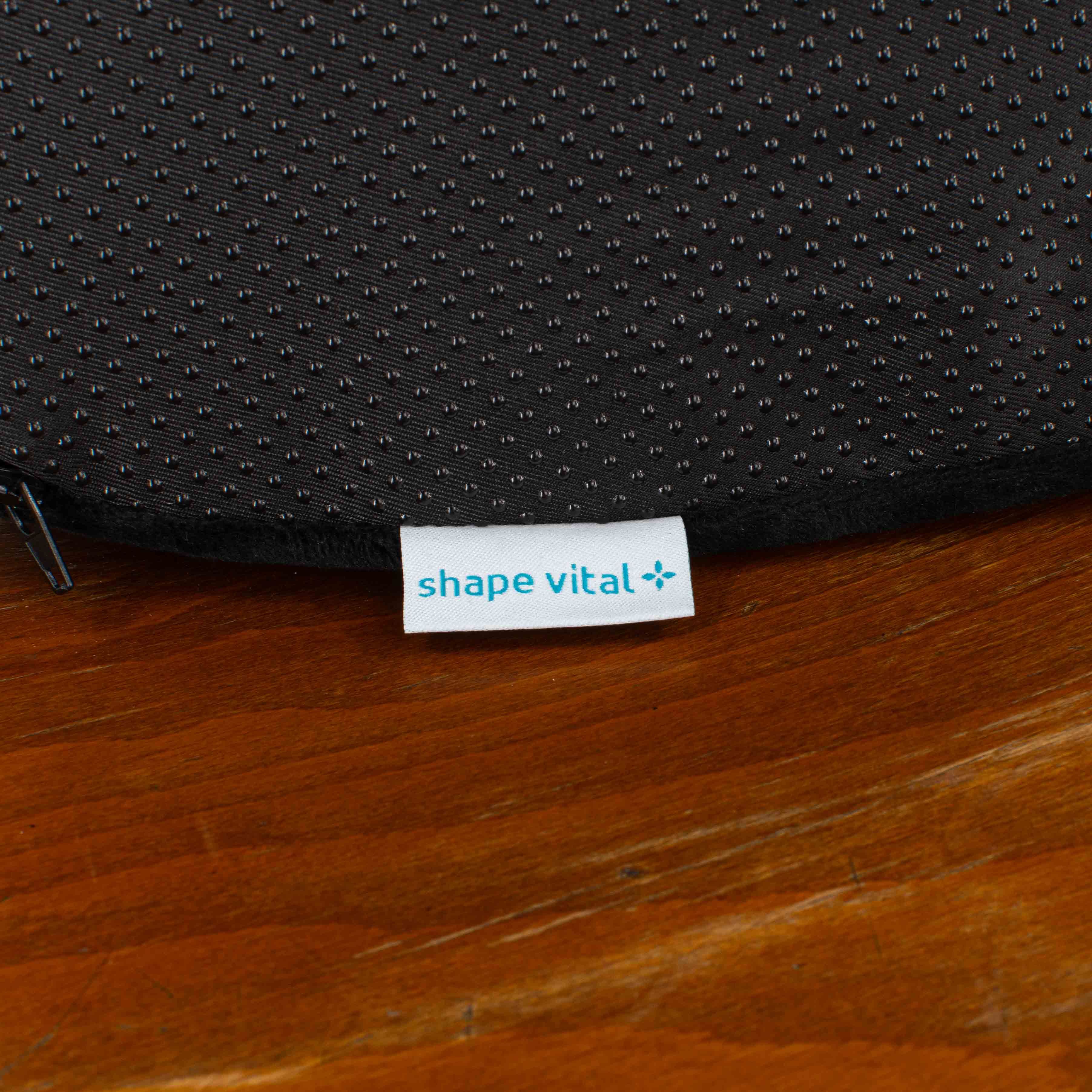Primo piano del cuscino. Etichetta con logo Shape Vital.