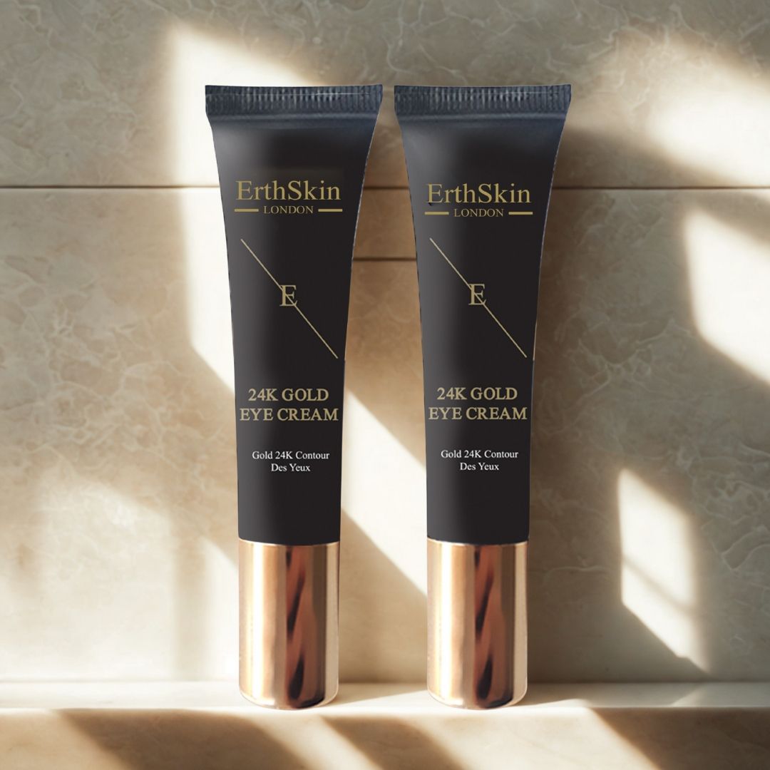 Due tubi di crema per occhi. Tubi neri con dettagli dorati. Scritta: ErthSkin London, 24K Gold Eye Cream. Posizionati su piastrelle.