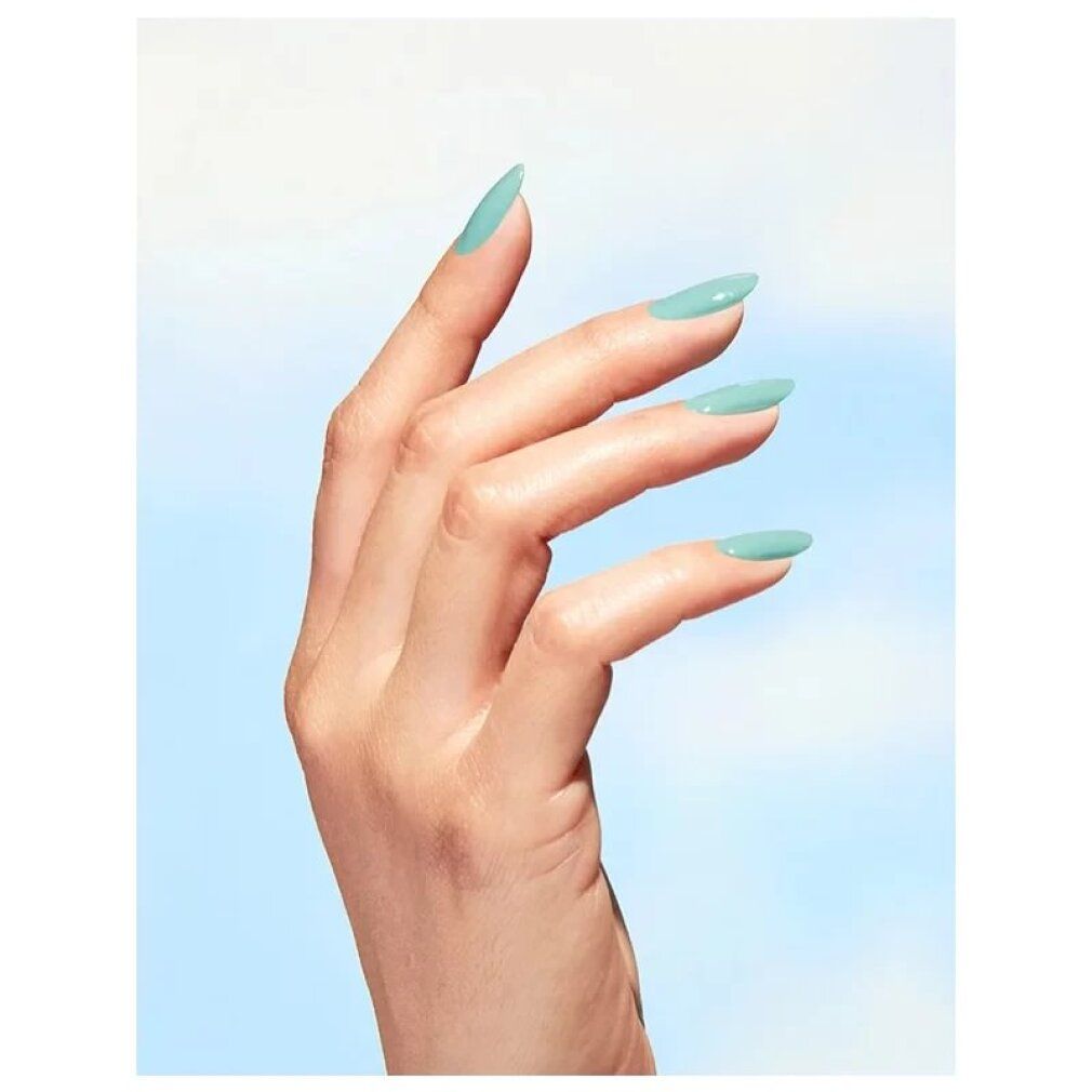 Mano con unghie lunghe laccate di turchese. Sfondo blu.