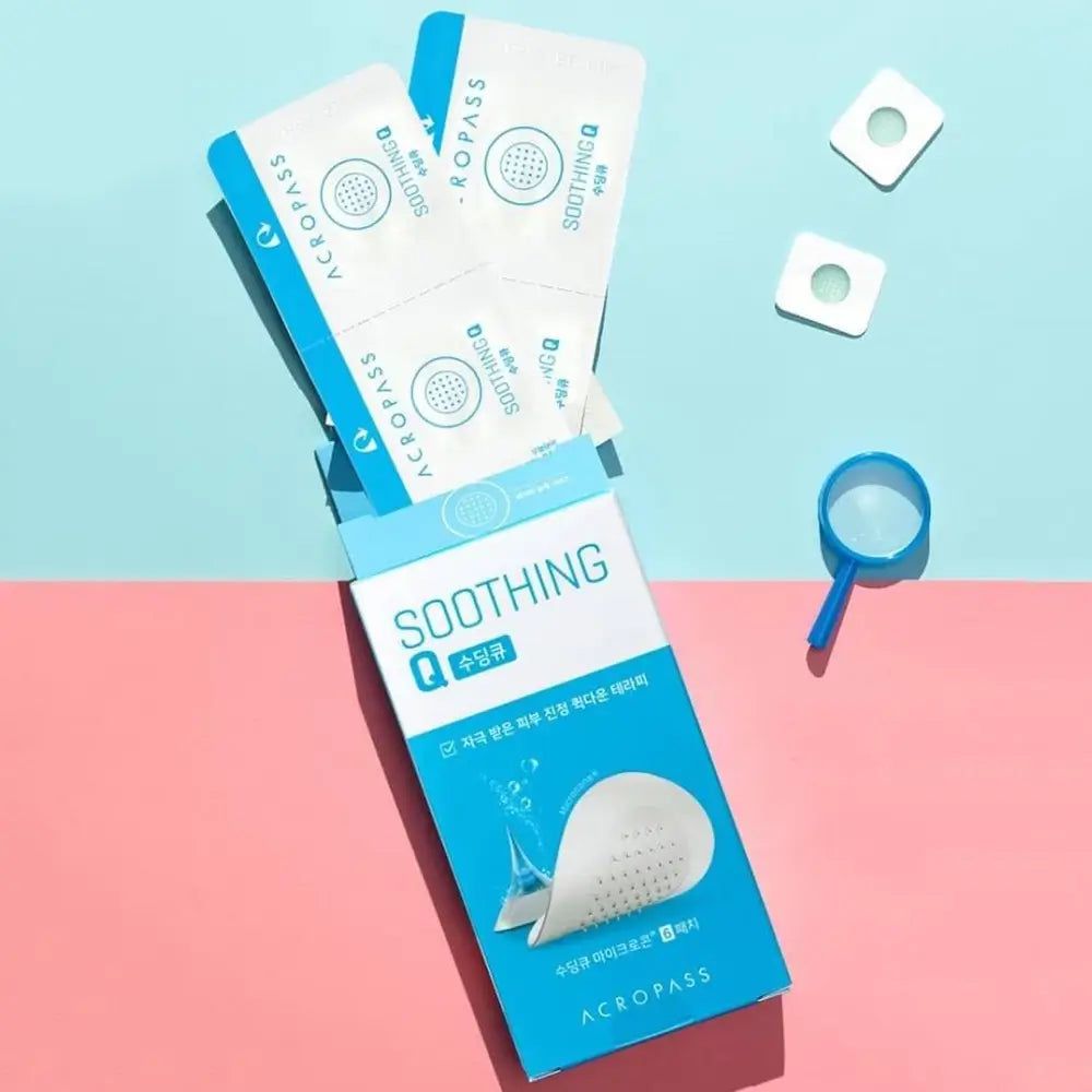 Cerotti micro-aghi lenitivi ACROPASS Soothing Q su sfondo azzurro e rosa.