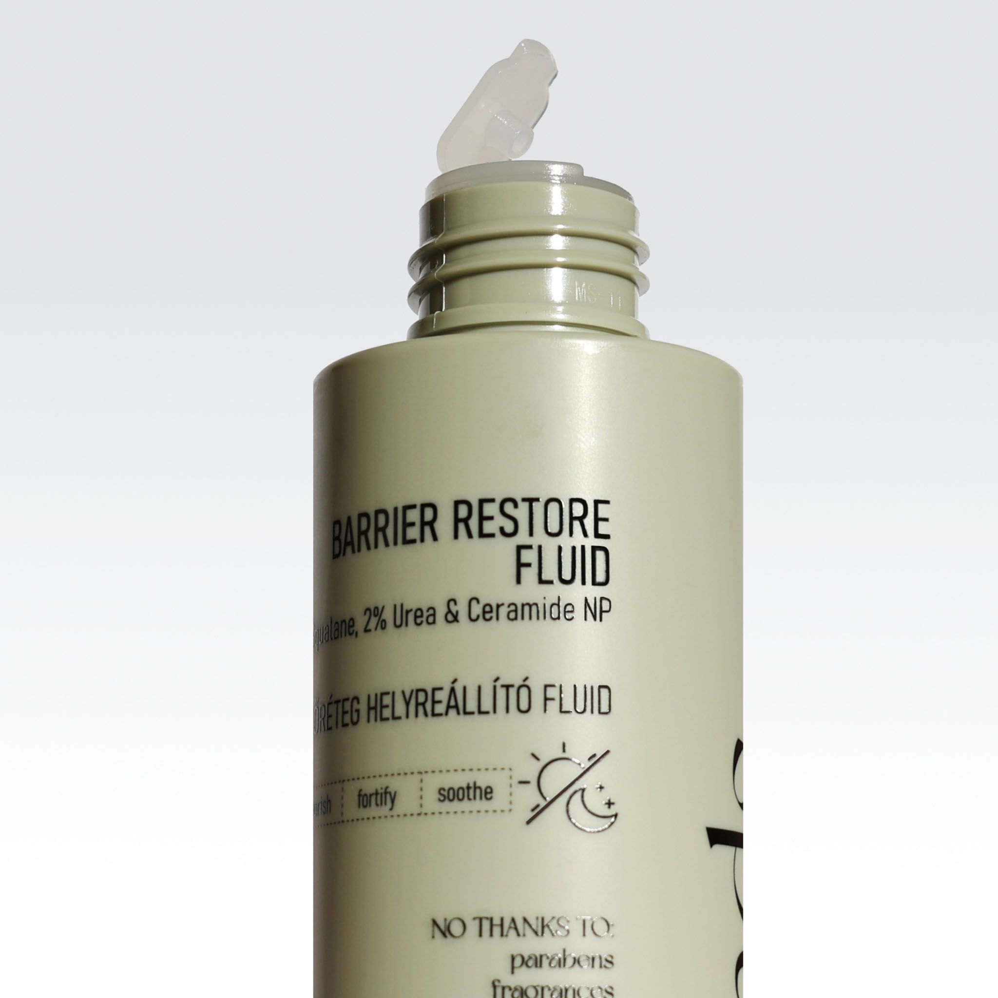 Flacone Barrier Restore Fluid, 100ml, con testo.
