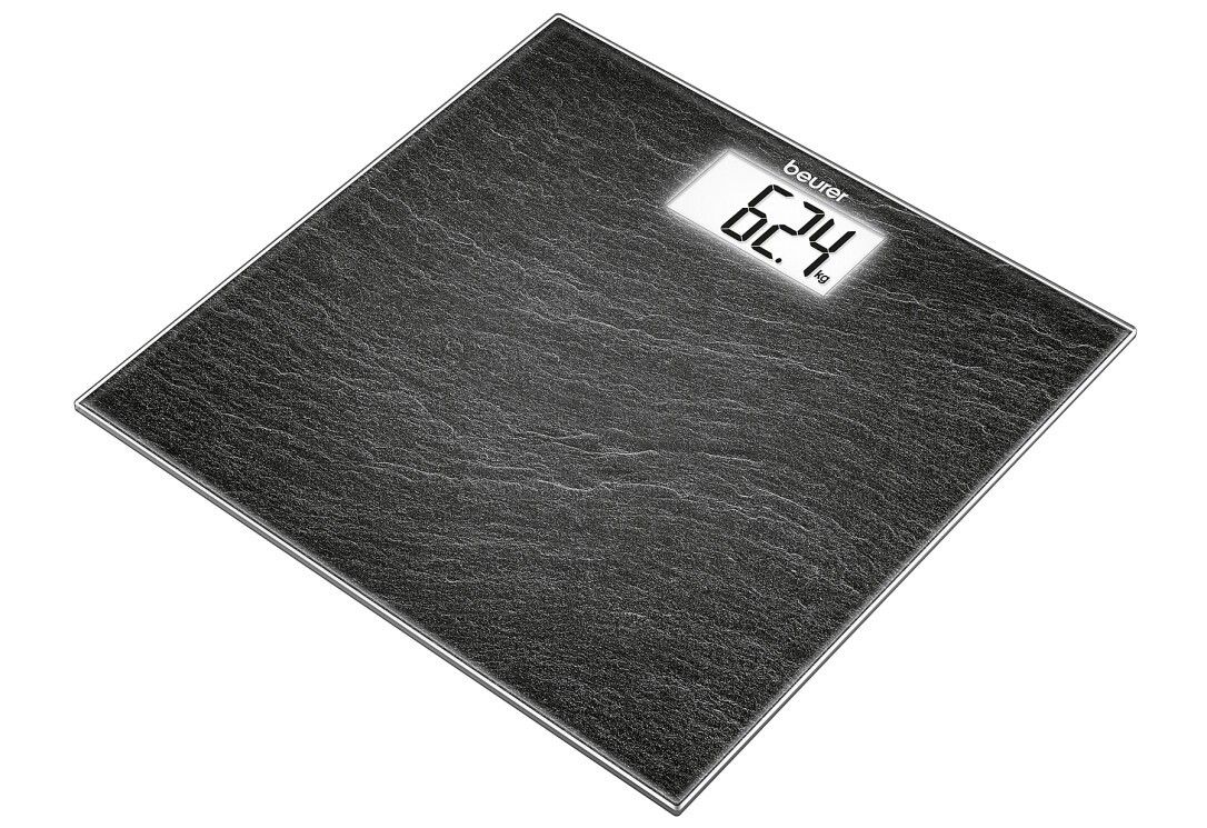 Bilancia digitale nera. Superficie effetto pietra. Display: 62,4 kg. Marchio: Beurer.